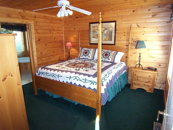 Main floor queen size bed. 
Linens are not furnished
Second floor a king size in one room, and a regular size bed in another.