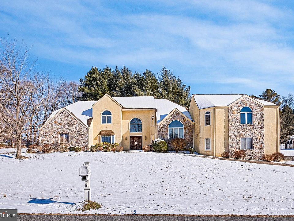 1st image of 8 Lakewood Cir