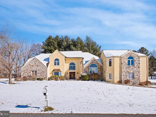 8 Lakewood Cir, Newark, DE 19711