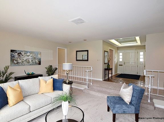 5th image of 369 N Kingsway Dr