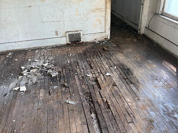 5th image of 8067 Homer St
