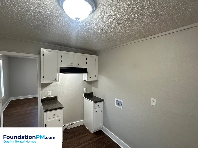1596 Barton St — Photo 4