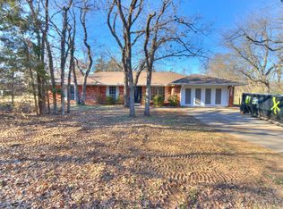 1933 Red Fox Rd, Edmond, OK 73034