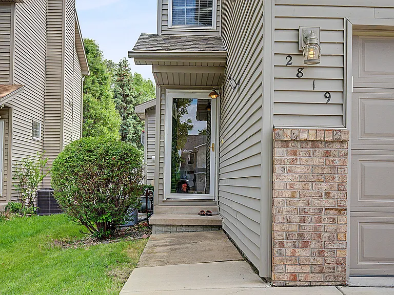 2819 Gill St — Photo 2