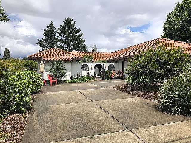 1st image of 220 Ashlar Dr