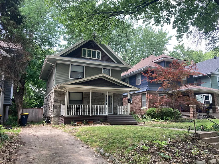 3012 Charlotte St — Photo 2