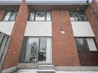 1230 Gripsholm Rd #17, Mississauga, ON L4Y2G9