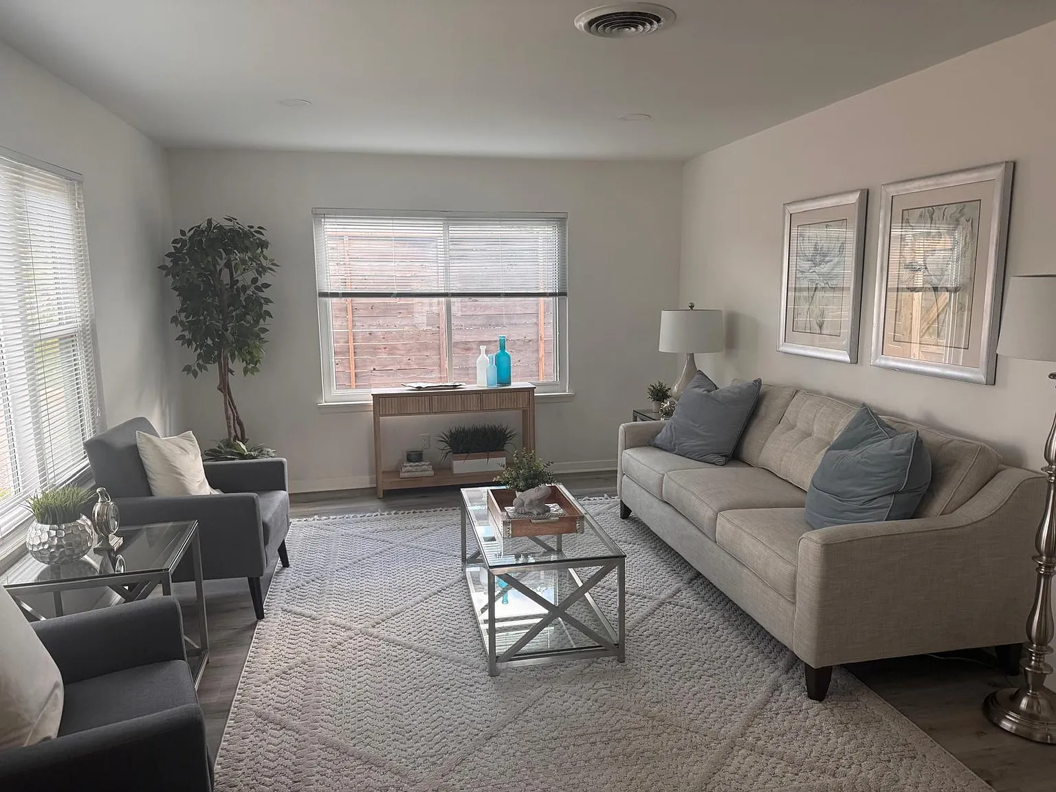 3 bed, 2.5 bath, 2128 sqft, $5,400 — Photo 2