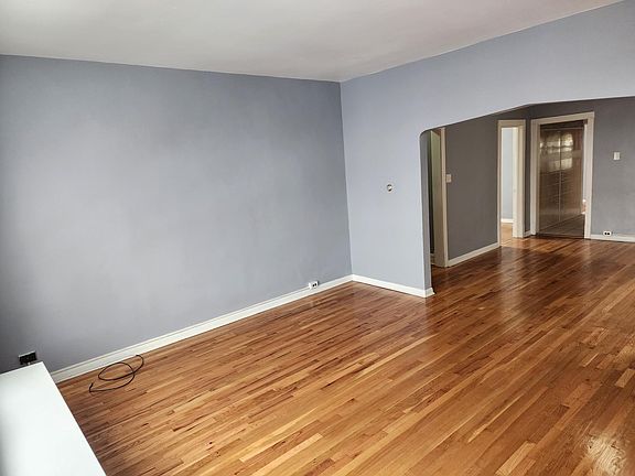 3rd image of 5540 W Drummond Pl #2