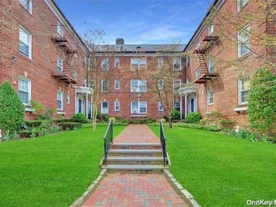 8 Welwyn Road #3C, Great Neck, NY, 11021