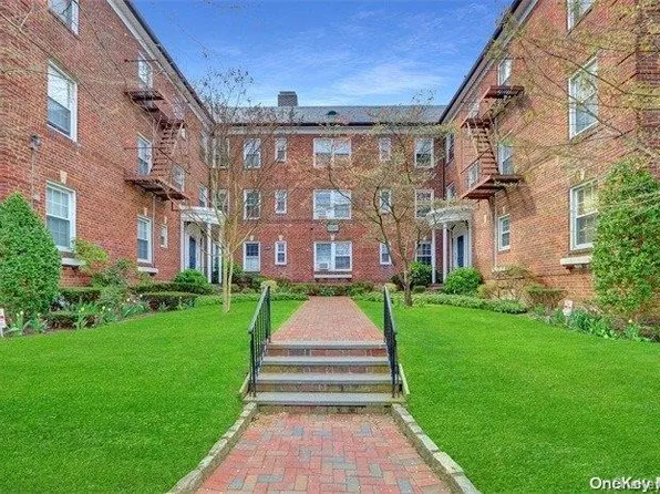 8 Welwyn Road #3C, Great Neck, NY 11021