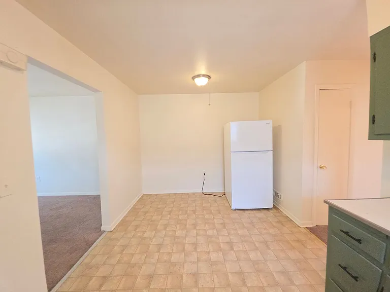 212 Bathgate Ave — Photo 6