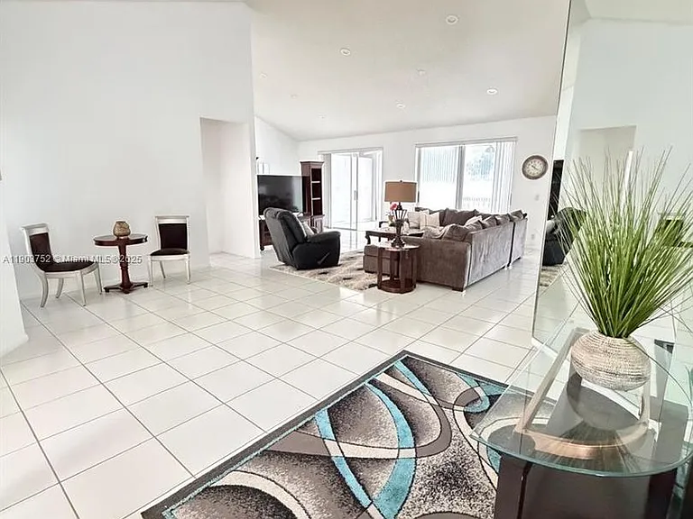 11690 Briarwood Cir #4 — Photo 2