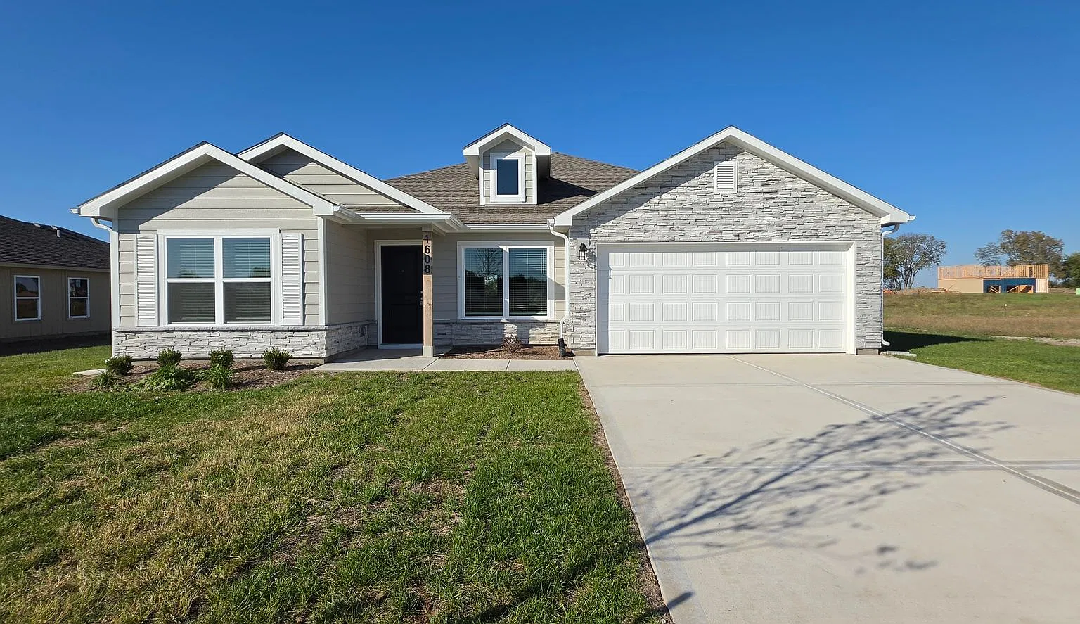 New Build With Community Pool, And Stocked Fishing Lakes — Photo 1