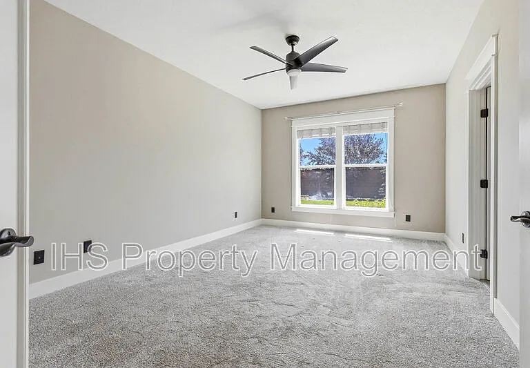 4806 Tamarisk Dr — Photo 8