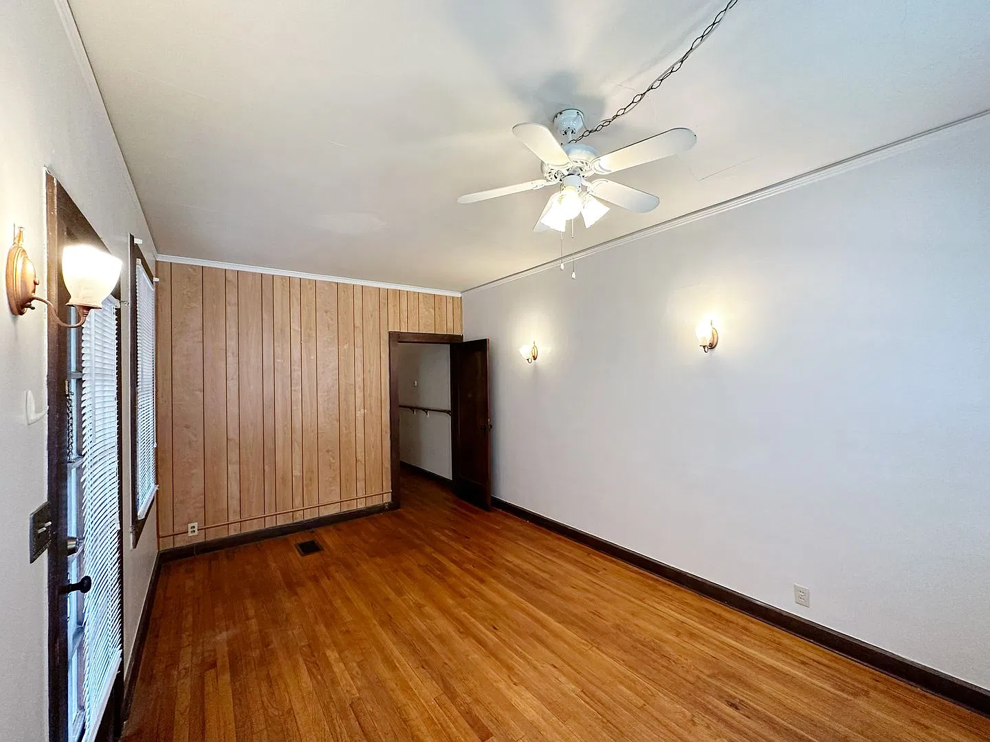 Beautiful 1 Bedroom Home Near Sorority Row! — Photo 4