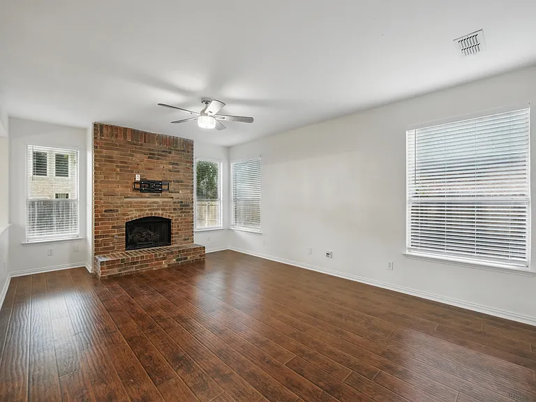 916 Sugarberry Ln — Photo 11