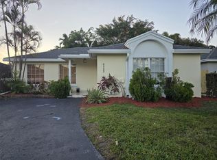 5722 NW 101st Ct, Doral, FL 33178