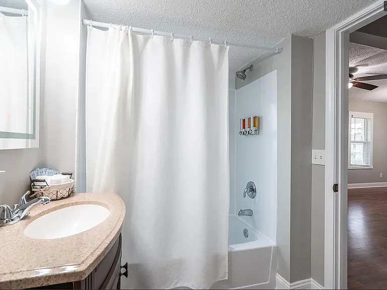 6723 Glades Ave — Photo 9