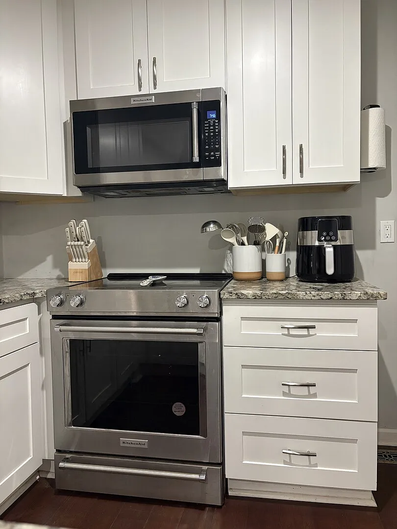 Modern Designer Home in Prime Raleigh LocationFully Furnished & Ready — Photo 3