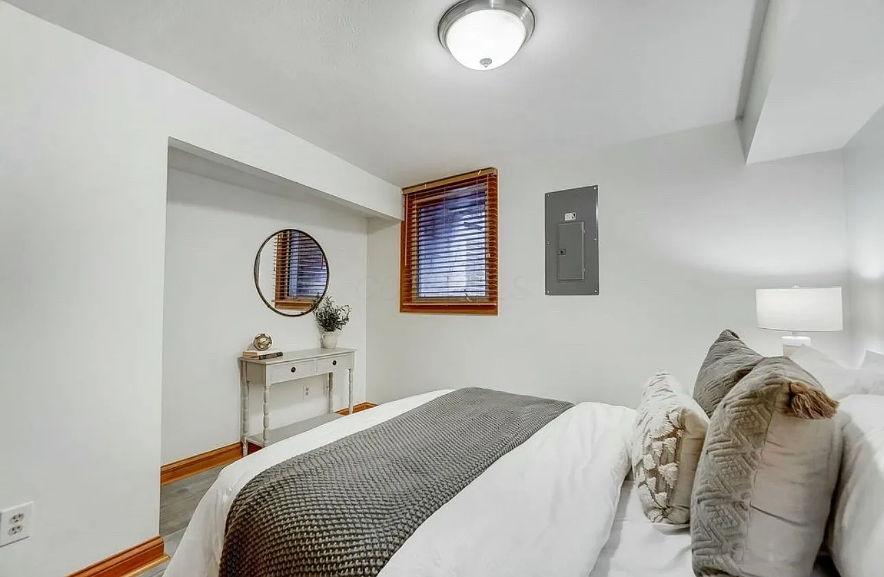 2 bed, 584 sqft, $2,000 — Photo 2
