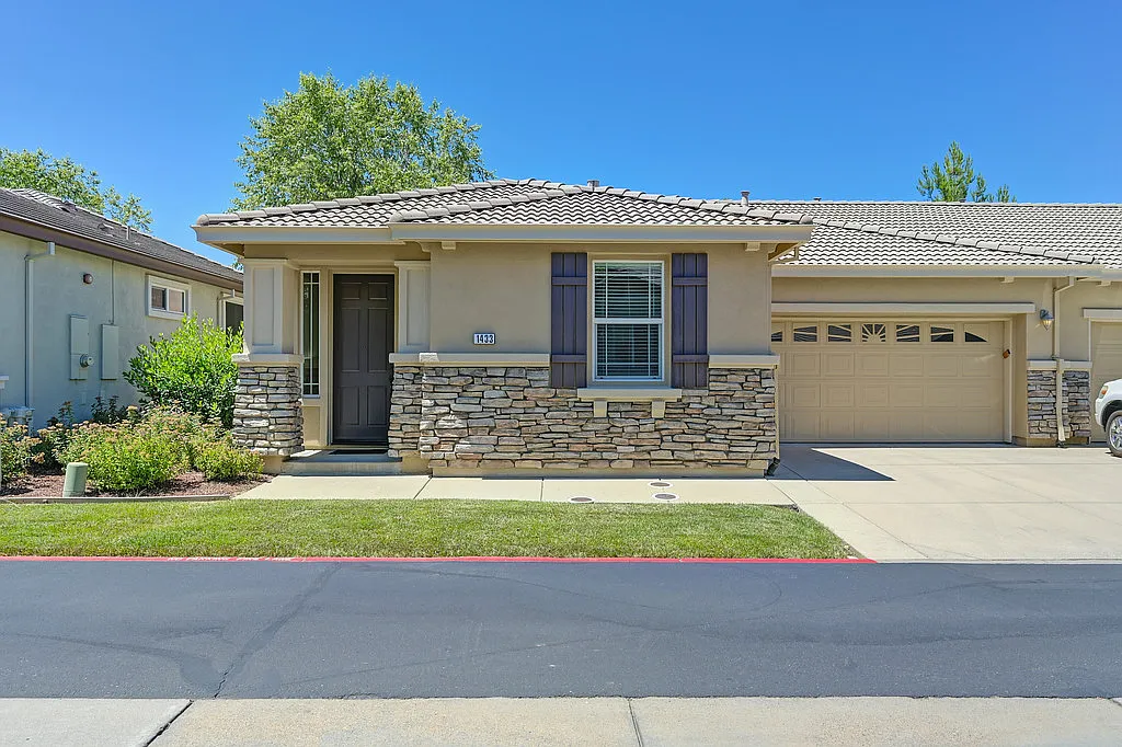 1433 Cypress Ln — Photo 2