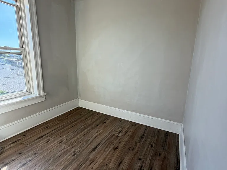 568 Main St #6 — Photo 3