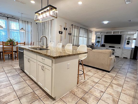 Open Kitchen/Dining Perfect for entertaining