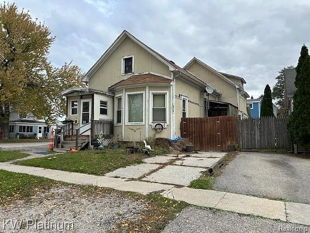 624 12th St photo 1