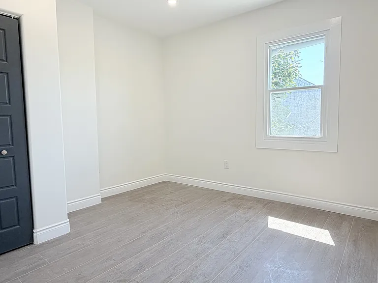 691 Ouellette Ave #6 — Photo 10