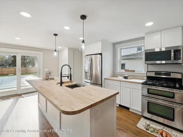 220 E Adelaide St, Maple Rapids, MI 48853