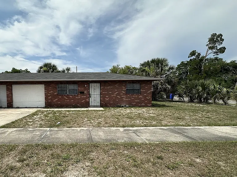 303 W Myrtle St — Photo 1