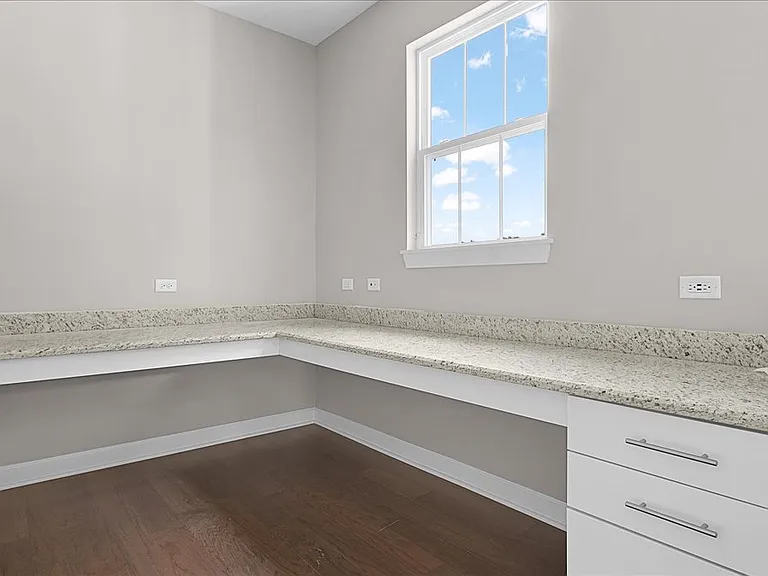 Flex space / homework space off kitchen