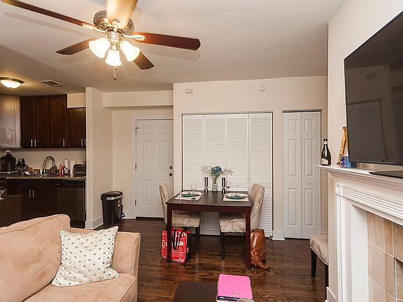 4th image of 937 W Cornelia Ave APT 204
