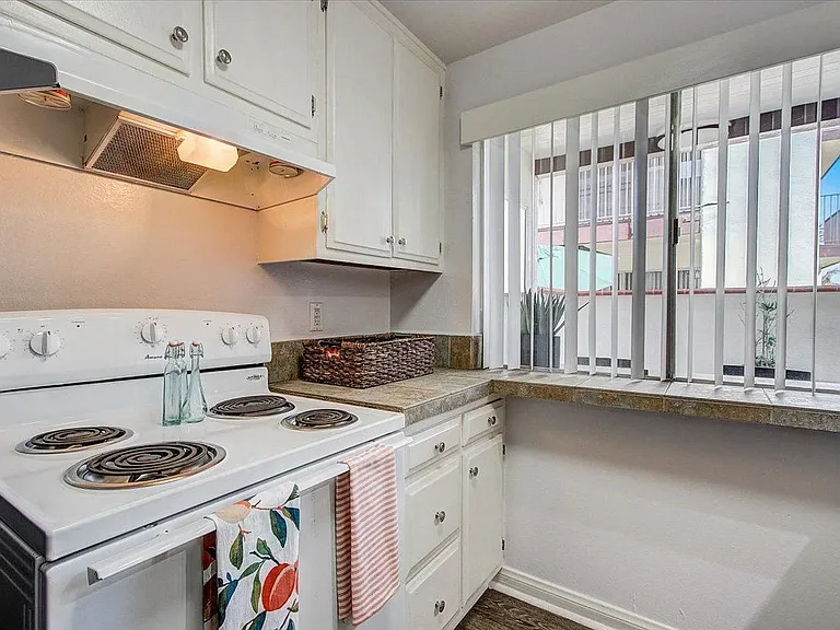 El Cordova Apartments — Photo 16