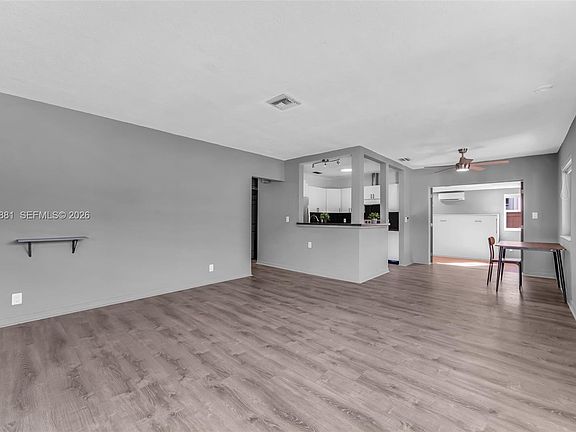 4th image of 2831 Monroe St