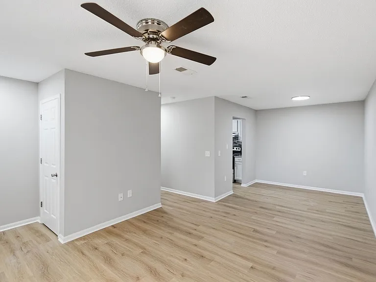 Englewood Apartments — Photo 28