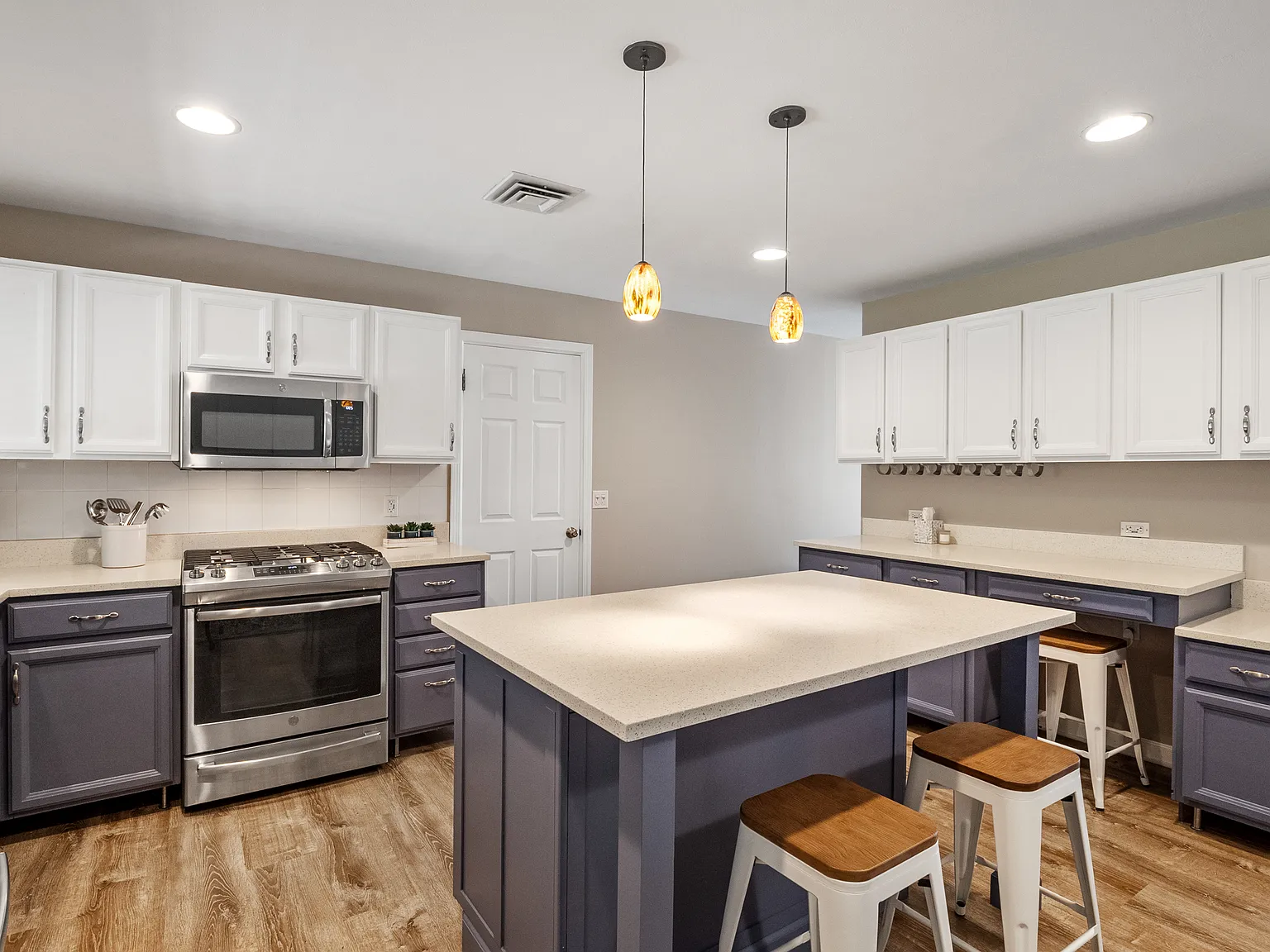 4 bed, 2051 sqft, $3,900 — Photo 3