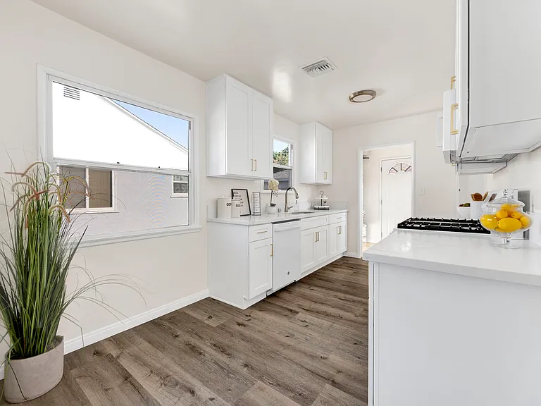 17350 Hamlin St — Photo 13