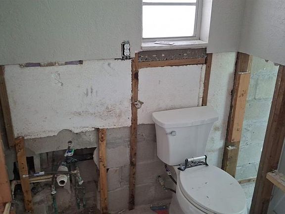 4th image of 705 Shore Dr E