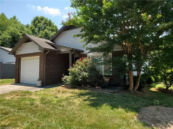 704 Woodbury Knolls Dr, Winston Salem, NC 27104