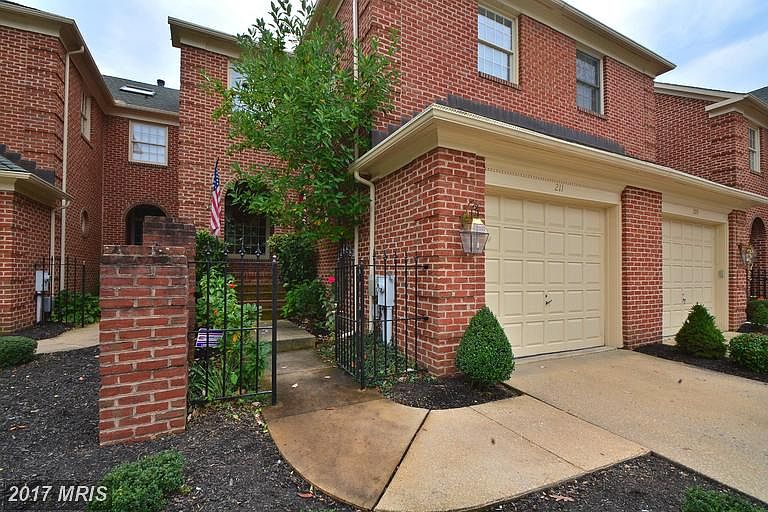 1st image of 211 Wellington Ct