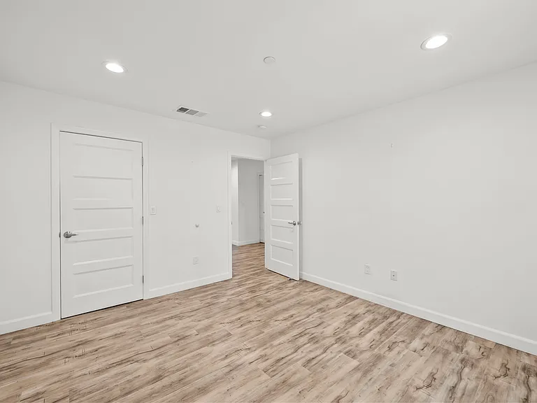 9104 Burnet Ave — Photo 23