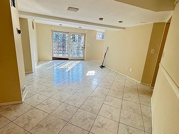 2nd image of 1428 Victory Blvd #1B