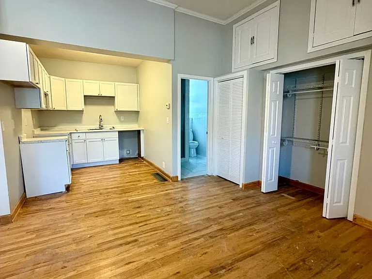 900 N Western Ave — Photo 3