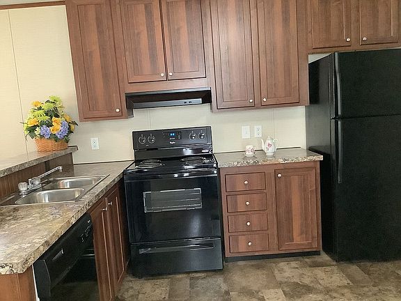 4th image of 63 Doughty Dr