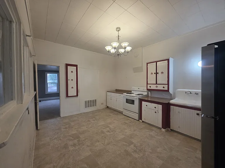 634 SW Church St — Photo 7