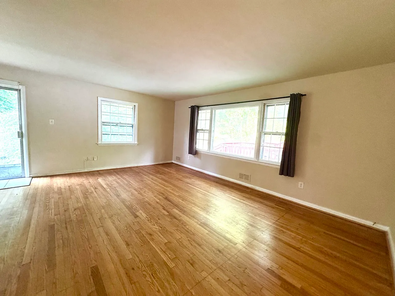 5 bed, 2.5 bath, 2200 sqft, $3,100 — Photo 3