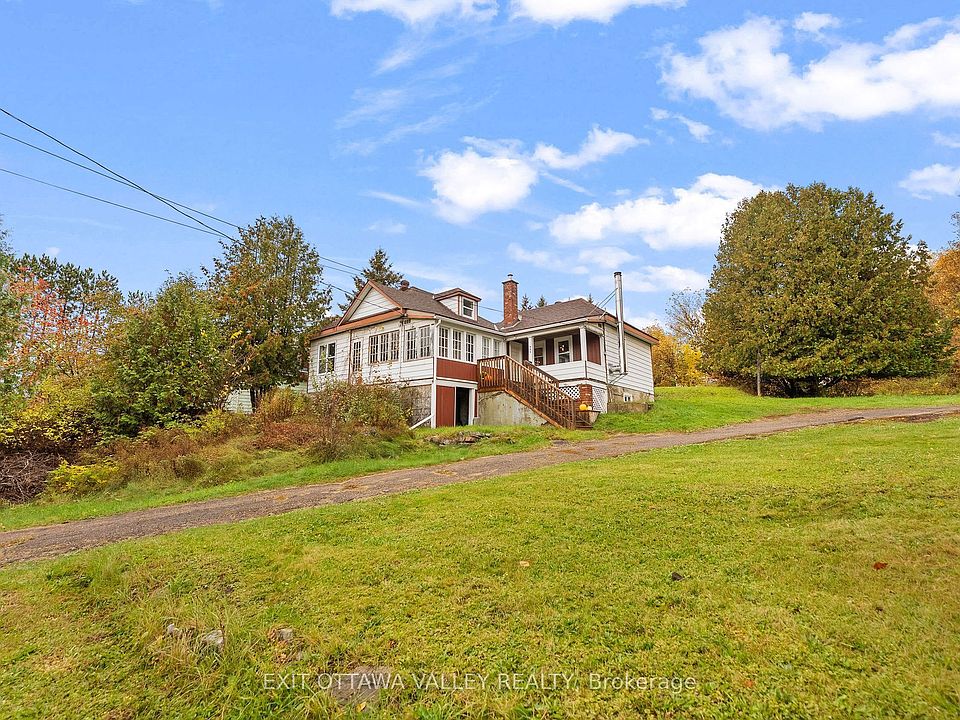 1st image of 106 Bonnechere St E