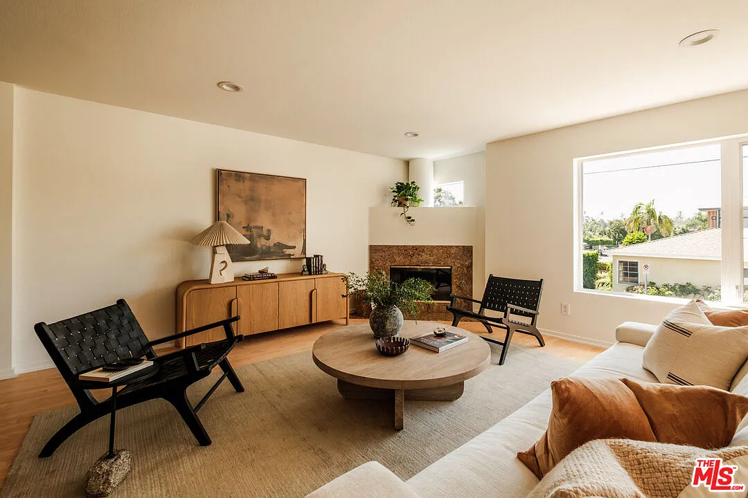3 bed, 2.5 bath, 2360 sqft, $10,000 — Photo 3